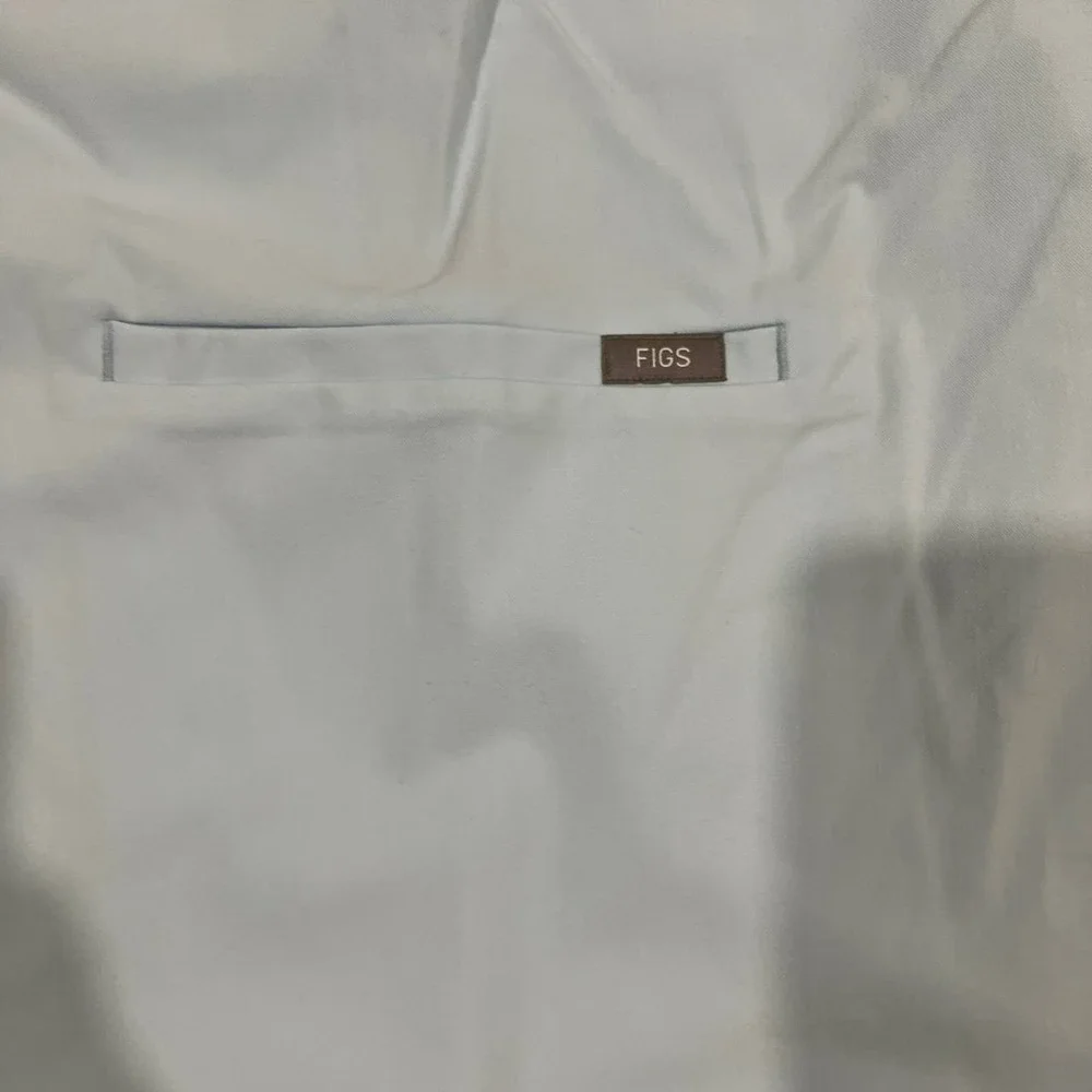 FIGS Women's Casma Three-Pocket Scrub‎ Top in Light Blue Size 4XL